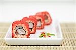 Maki sushi roulé rouge flying fish Roe, vue en coupe croisée