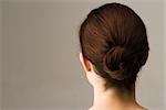 Femme avec les cheveux en chignon, vue arrière