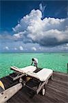 Die Mitarbeiter des Hotels vorbereiten Loungesessel auf Soneva Gili Resort, Wharf, Lankanfushi Island, North Male Atoll, Malediven