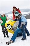 Famille jouant dehors dans la neige