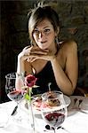 Jeune femme avec assiette de nourriture et vin au restaurant