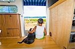 Junge und Hund in Reisemobil Tür sitzen