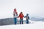 Familie, Wandern im Schnee