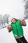 Portrait de jeune fille jouant dans la neige