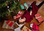 fille avec des cadeaux de Noël