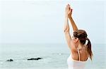 Femme à pratiquer l'yoga de l'océan