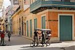 Kuba, Havanna. Einheimische auf den Straßen der Altstadt von Havanna