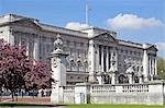 Buckingham Palace est la résidence londonienne officielle du monarque britannique. Le palais, à l'origine connu comme Buckingham House (et toujours surnommé Buck House par la famille royale), était une grande maison de ville construit pour le duc de Buckingham en 1703 et est entré en possession de la famille royale lors acquis par le roi George III en 1762 dans une résidence privée.