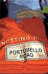 Marché de Portobello à Notting Hill est populaire auprès des touristes et les locaux.