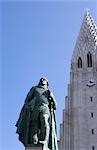 Islande, Reykjavik. Hallgrimskirkja construit pour ressembler à une montagne de lave basaltique, la cathédrale nationale est ornée sur son front, ville face, une statue du guerrier Leifur Eriksson le découvreur du Vinland - Amérique des temps modernes.