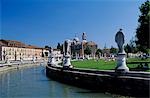 Prato della Valle, a prétendu être la plus grande place de la ville en Italie avec Basilicata di Santa Giustina en arrière-plan