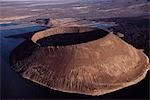 Lumière du soir sur la rive sud du lac Turkana au Kenya avec le cône volcanique de Nabuyatom sur le bord du lac