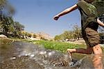 Région de Namibie, Damaraland, Etosha. À la découverte de la région désertique avec de l'eau dans un cours d'eau est une source de joie pour une jeune fille