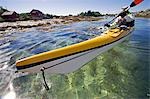 Norvège, Nordland, Helgeland. Kayak de mer explore les calmes eaux côtières du Nordland sud près de l'île de Rodoy