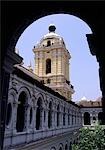 Das koloniale Kloster und die Kirche von San Francisco in Mittel-Lima von einem Kreuzgang Fenster umrahmt. Das Kloster ist berühmt für seine Katakomben und antike Texte.
