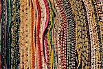 Chaînes de perles colorées sont disposés à vendre à la ville de resort de Mancora au nord du Pérou.