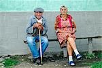 Roumanie, Transylvanie, Zabola. Homme et femme sur un banc.