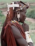 Un guerrier de la Kisongo section des Massaï avec son Ochred longue tresses décoré d'ornements en perles. Son large armulet est typique de la Kisongo vivant dans le nord de la Tanzanie où le blanc est la couleur préférée de leur perlage.