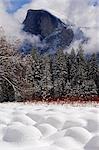 USA, Californie, Yosemite National Park. Neige fraîche tombe sur le pic de demi dôme au-dessus des formations de neige inhabituelles dans la vallée d'Yosemite.