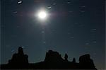 USA, Utah, le Parc National Arches, nuit, paysage de temps des traînées d'étoiles et la lune