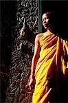 Khmère moine debout dans une embrasure de porte décoratif à Kléang Pagoda.Kleang est entourée d'une terrasse à deux niveaux de la pagode khmère. Bon nombre des portes et des fenêtres sont ornés de motifs de Khmer traditionnels et colorées.