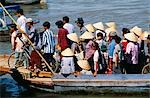 Bateau transportant des passagers à travers le fleuve du Mékong à la ville de Cantho