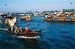 Femmes direction leur bateau pour le marché flottant sur le fleuve Mékong, près de la ville de Cantho.