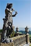 Wales; Powys; Welshpool. Eine anmutende Skulptur eines Hirten steht auf den reich verzierten Ballustrading auf der Terrasse der Voliere am spektakulären Garten Powis Castle