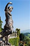 Wales; Powys; Welshpool. Eine italienische Skulptur der eine Hirtin steht auf den reich verzierten Ballustrading auf der Terrasse der Voliere am spektakulären Garten Powis Castle