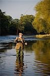 Pays de Galles. Wrexham. Un pêcheur de truite, moulage d'un poisson sur la rivière Dee