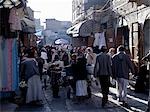 Entouré par un mur massif 20 - 30 pieds de haut, vieux Sana'a est l'une des plus anciennes villes habitées au monde. Le souk ou marché central se trouve dans un labyrinthe de rues et les ruelles du centre de la vieille ville. Une grande variété de marchandises est offert en vente encore les secteurs spécialisés dans certains produits faire shopping relativement facile.