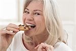 Femme mangeant un Cookie