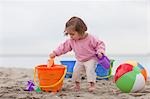 Kleine Mädchen spielen im Sand am Strand, Long Beach, Kalifornien, USA