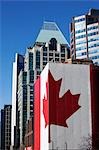 Drapeau canadien sur le côté du bâtiment, Vancouver, Colombie-Britannique, Canada