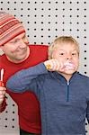 Vater und Sohn, die Zähne putzen