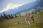 Paar Wandern in der Nähe von Hood River, Mt. Hood im Hintergrund, Oregon, USA