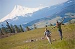 Couple de randonnée près de la rivière Hood, Mt Hood en arrière-plan, Oregon, Etats-Unis