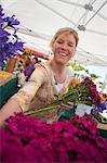 Femme Shopping pour les fleurs au marché de l'agriculteur, Santa Cruz, Californie, USA