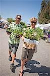 Couple Shopping pour les plantes à un marché fermier, Santa Cruz, Californie, USA