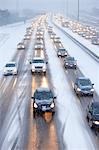 Stoßstange an Stoßstange-Verkehr am Highway 401 im Winter, Ontario, Kanada