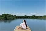 Woman relaxing am Dock mit geschlossenen Augen