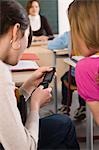 Student Texting in Klasse