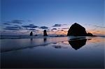 Haystack Rock et éperons au coucher du soleil, Cannon Beach, parc d'état d'Ecola, Clatsop Country, Oregon, Etats-Unis