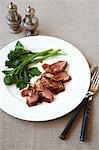 Nature morte de plaque avec Duck Breast et Rapini