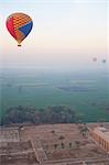 Hot Air Ballooning au-dessus de la vallée des rois, près de Louxor, Egypte