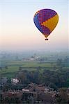 Hot Air Ballooning au-dessus de la vallée des rois, près de Louxor, Egypte