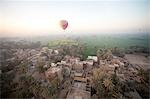 Heißluftballon über dem Tal der Könige, in der Nähe von Luxor, Ägypten