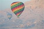 Heißluftballons über dem Tal der Könige, in der Nähe von Luxor, Ägypten