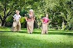 Kinder-Sack racing mit Großmutter