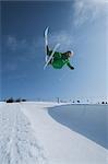 Skieur femme inversé dans les airs